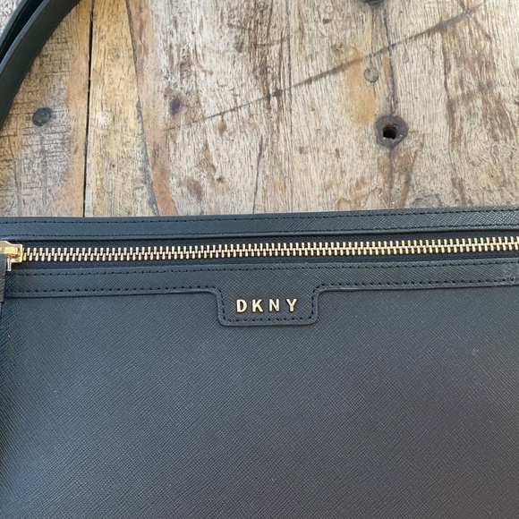 DKNY Blake leather wristlet,new. - Picture 5 of 7